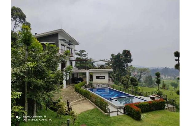 Dijual Villa Terawat dengan kolam renang di Cilember Cisarua Bogor