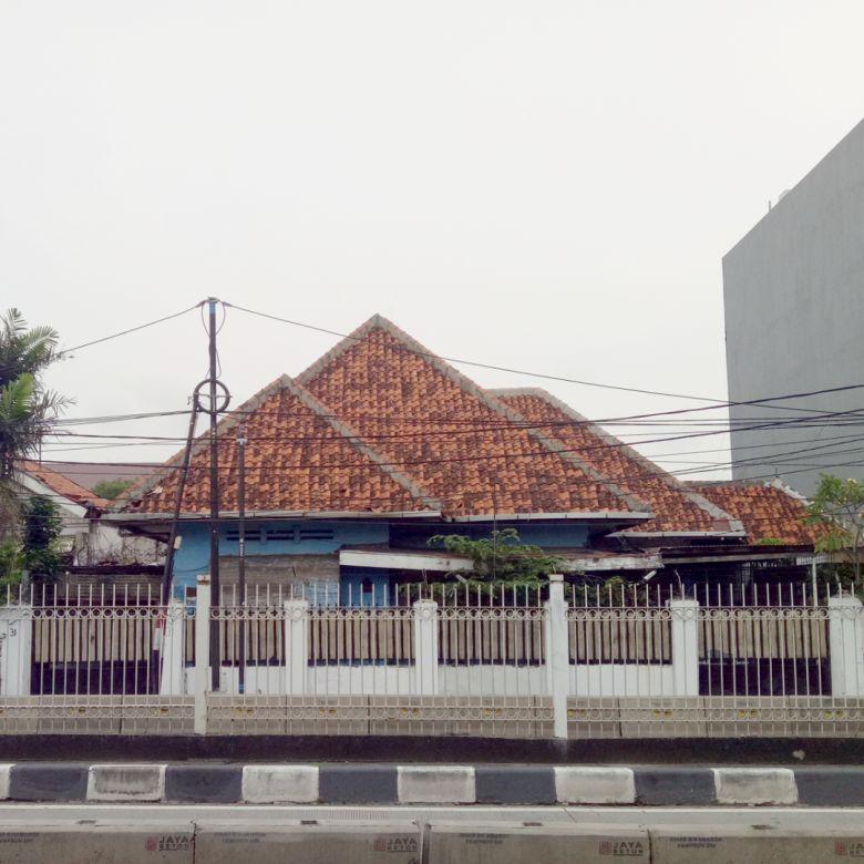 Dijual rumah  daerah pegansaan Menteng pinggir  jalan  raya