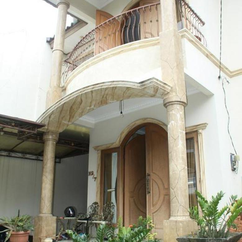 Rumah Cantik Kokoh terawat dan rapi di lingkungan perumahan yang Hijau Dan nyaman di Cibubur