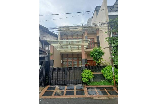 Rumah Tiga Lantai Nyaman, Aman, Strategis di Sarijadi Bandung