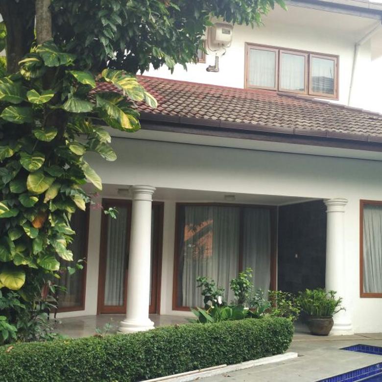 Rumah Mewah dengan Taman Luas di Kemang Utara Jakarta Selatan