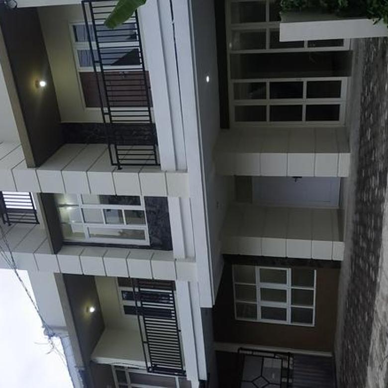 Da. Rumah 8 Kamar Dengan Desain Modern Minimalis, Siap Huni, Di Jl Kragilan, Mlati, Sleman