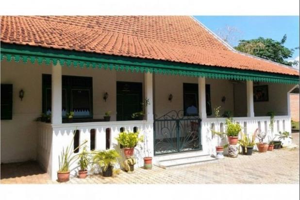 Rumah dengan Halaman Luas Bergaya Betawi Jawa di Kranggan 